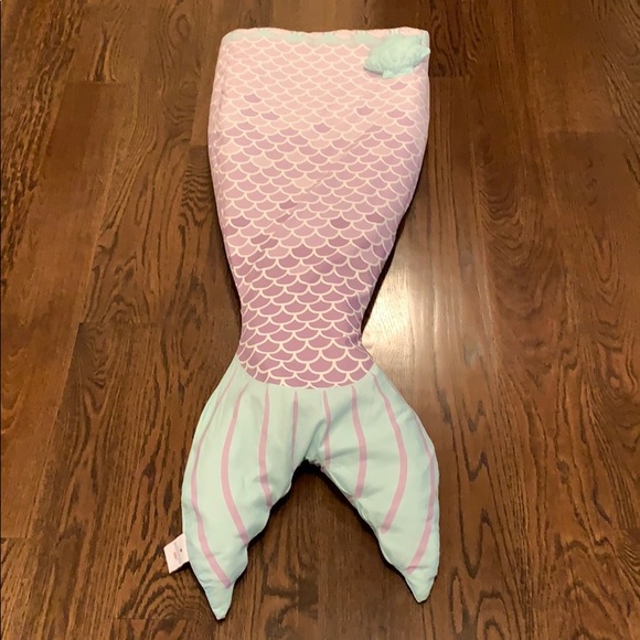 Super soft mermaid tail blanket